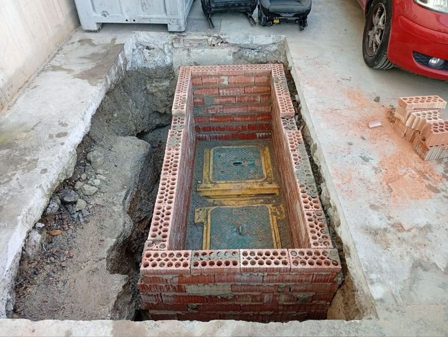 Arqueta de ladrillo en obra de albañilería