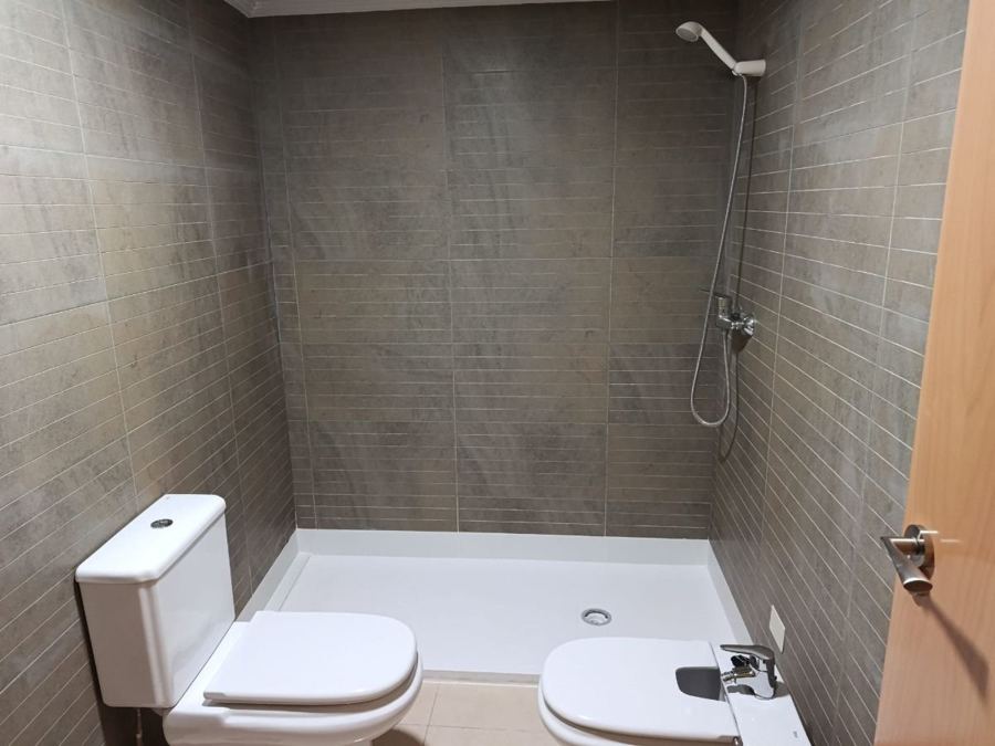 Baño reformado con plato de ducha y alicatado