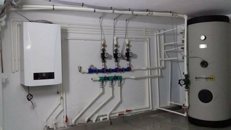 Instalación de fontanería con caldera y depósito