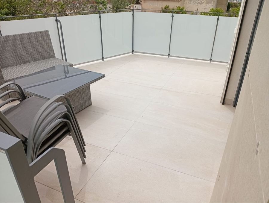 Terraza con suelo cerámico colocado